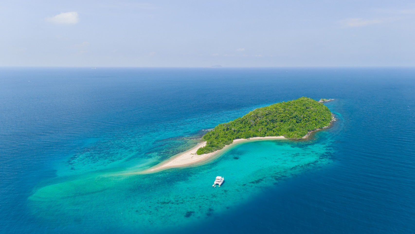 Private yacht anchored off Koh Khram Noi near Sattahip