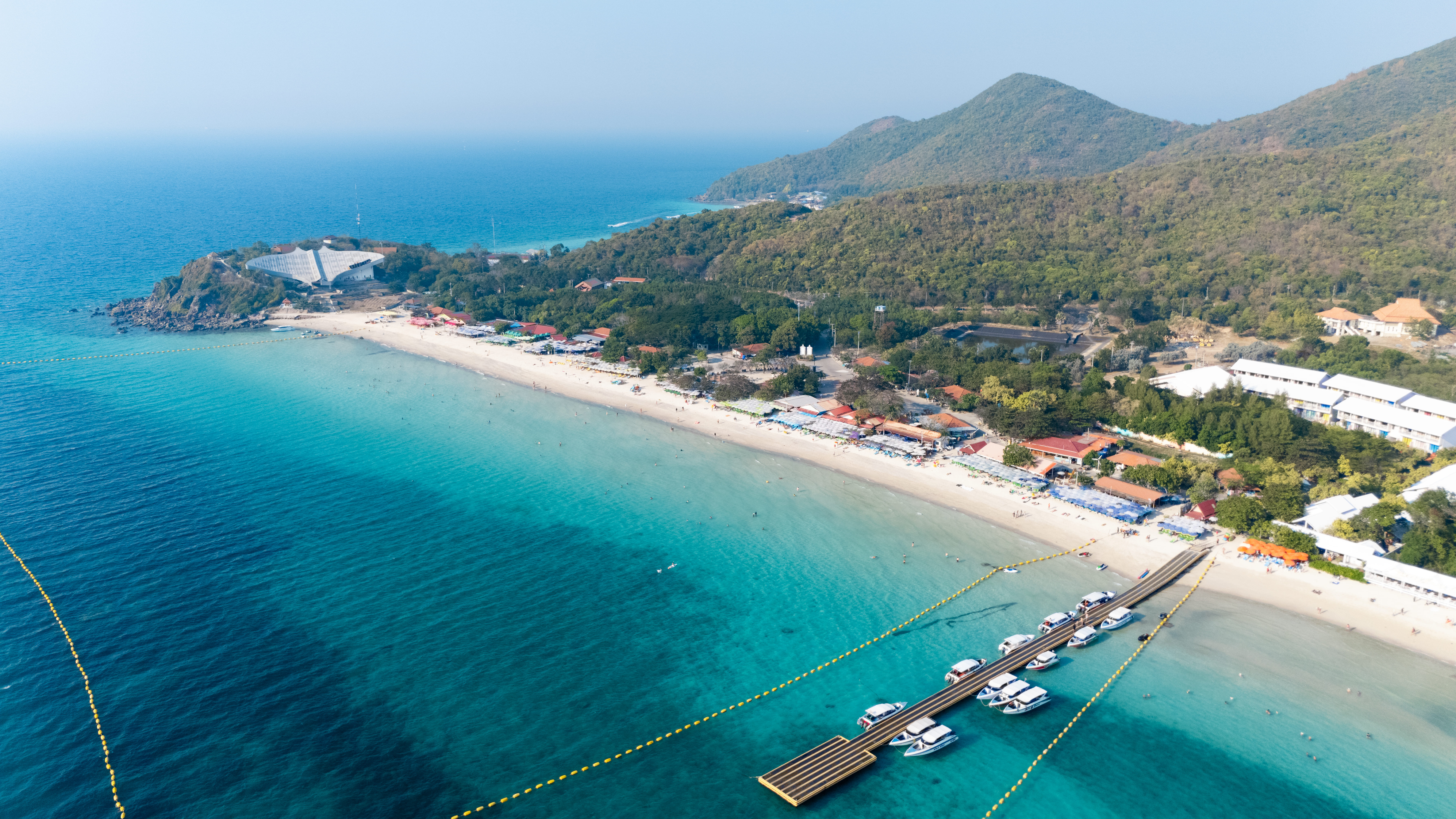 Private yacht cruising near Koh Larn and Koh Sak in Pattaya